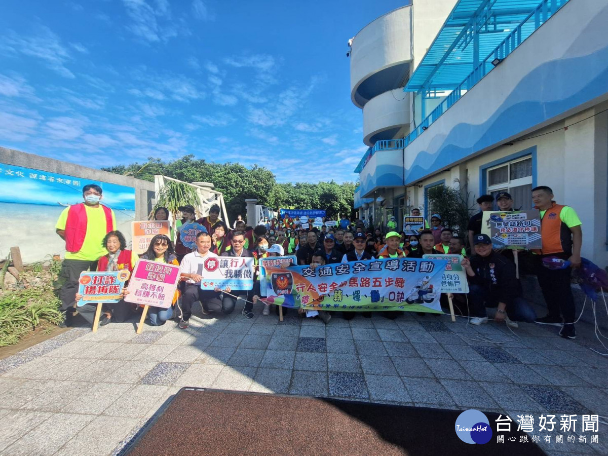 楊梅分局積極走入社區,推廣交通安全與反詐騙觀念。<br /><br />