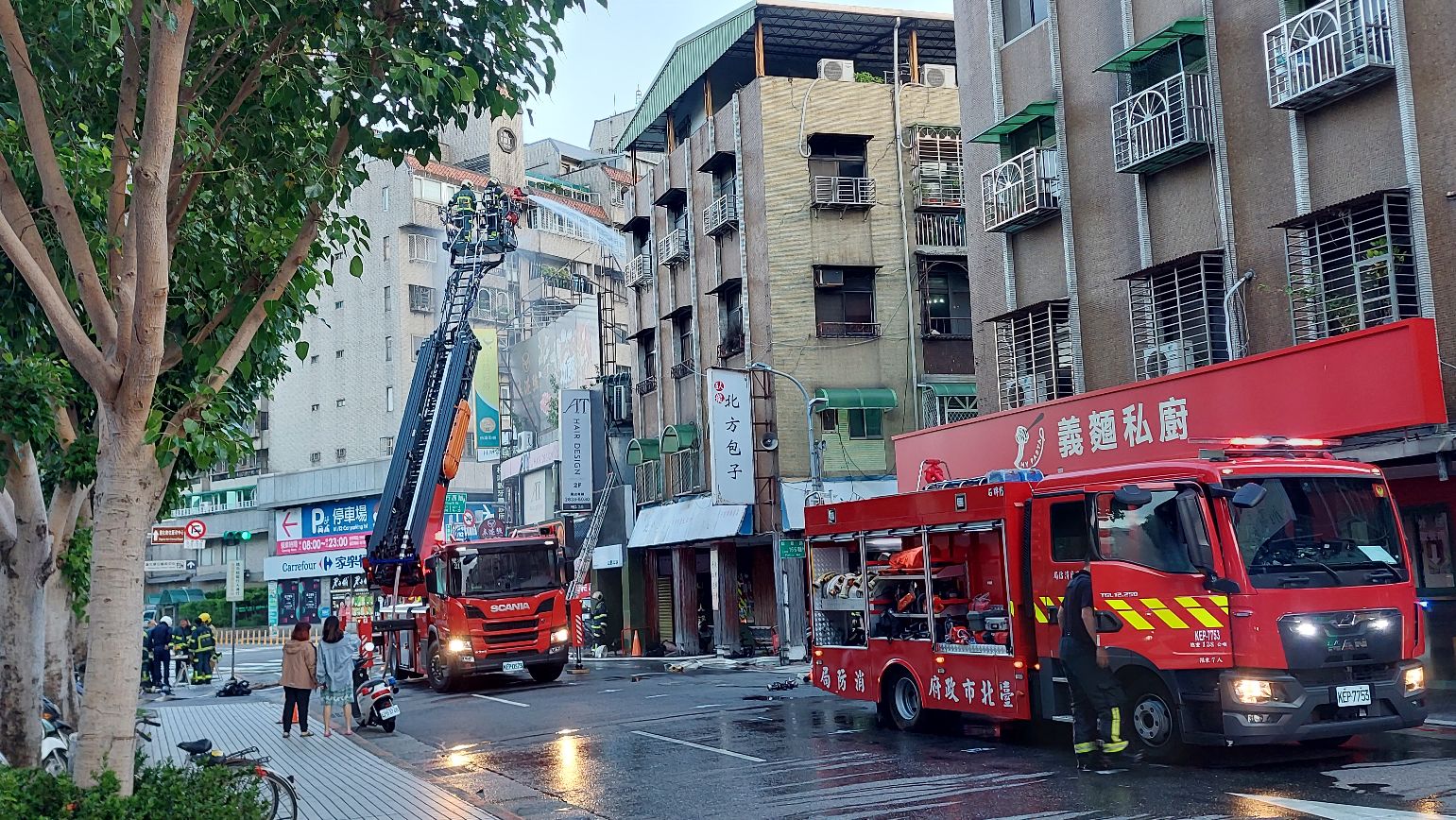台北市士林區今（17）日清晨發生火警。位於天母德行西路1處餐廳，其1樓旁的鐵皮加蓋區域突然起火燃燒。（翻攝自FB《靠北天母幫》）