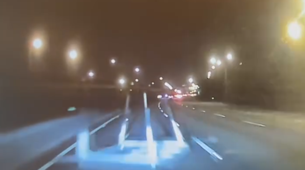 國道掉落物釀禍！-　小貨車篷架掉落車道害8車撞擊受損