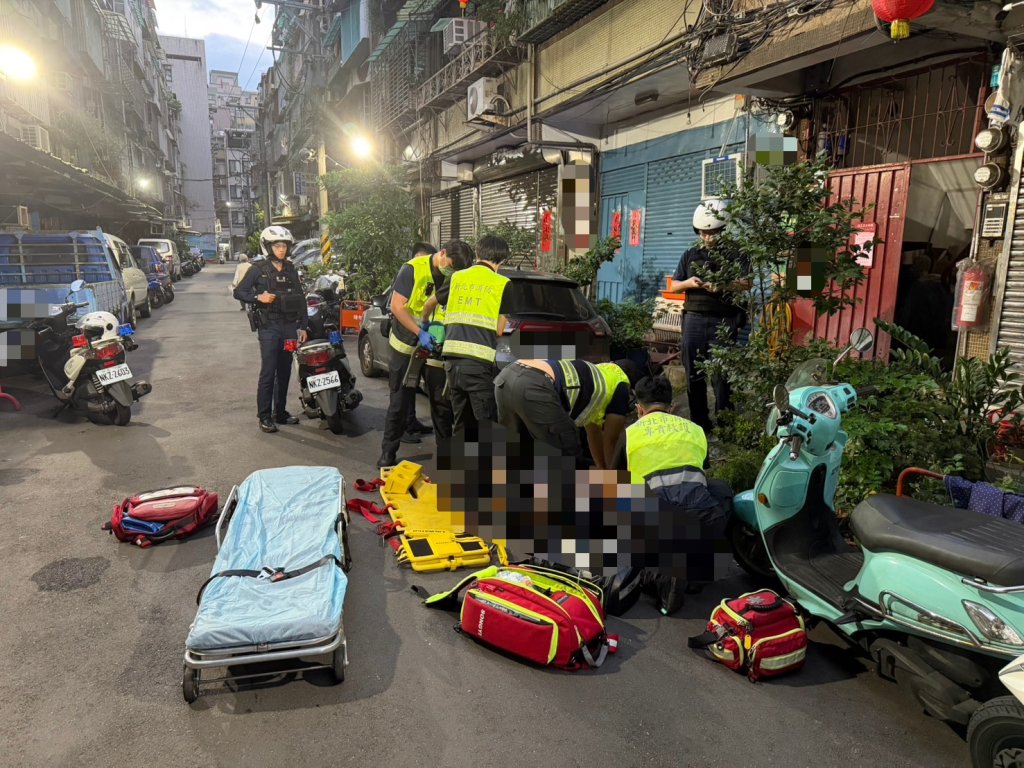 三重男清晨倒臥巷弄送醫搶救不治 背有大面積擦挫傷死因待釐清