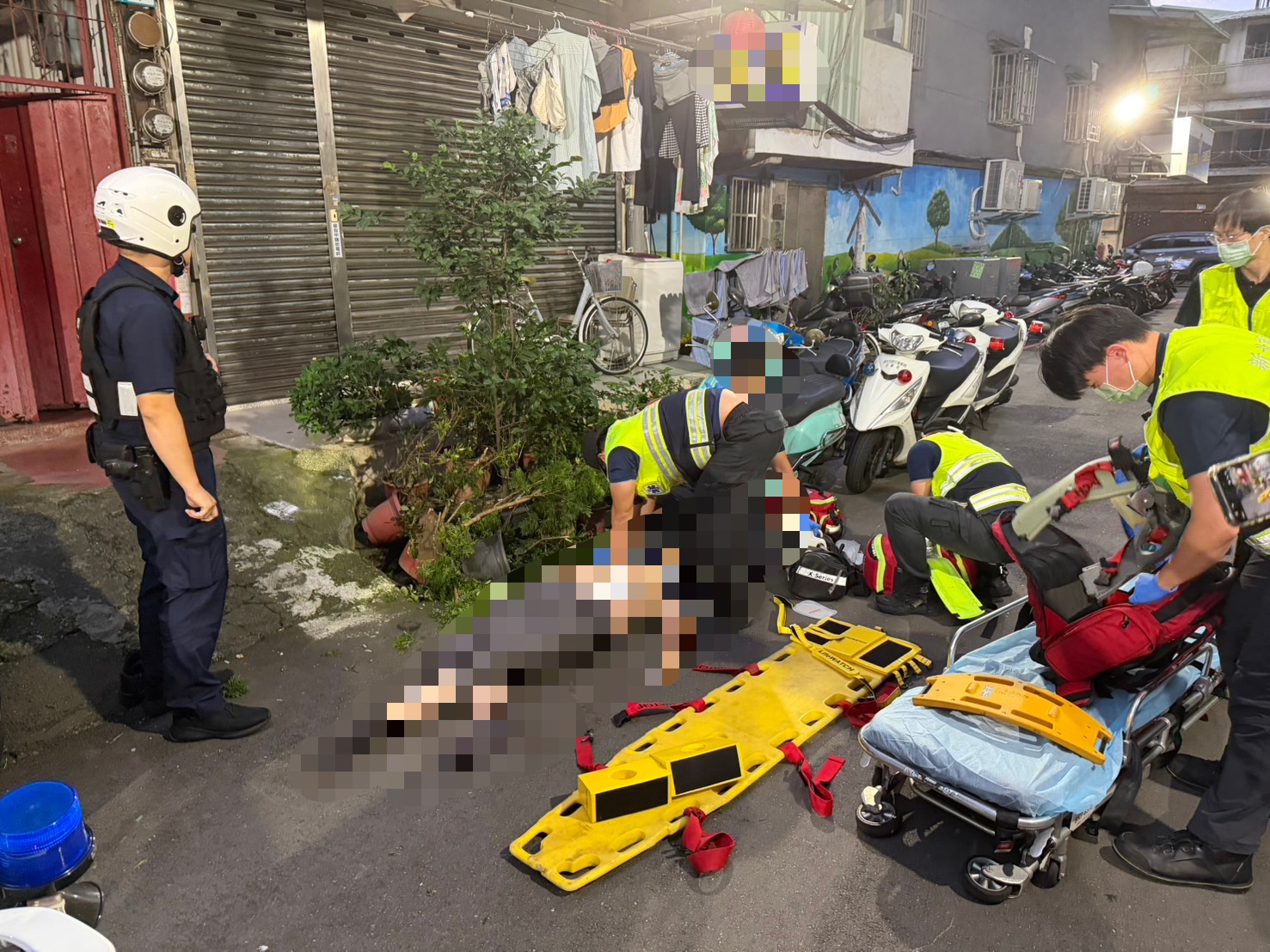 年約30多歲的男性已無生命跡象,且身體背部、手臂等多處有明顯的擦挫傷。