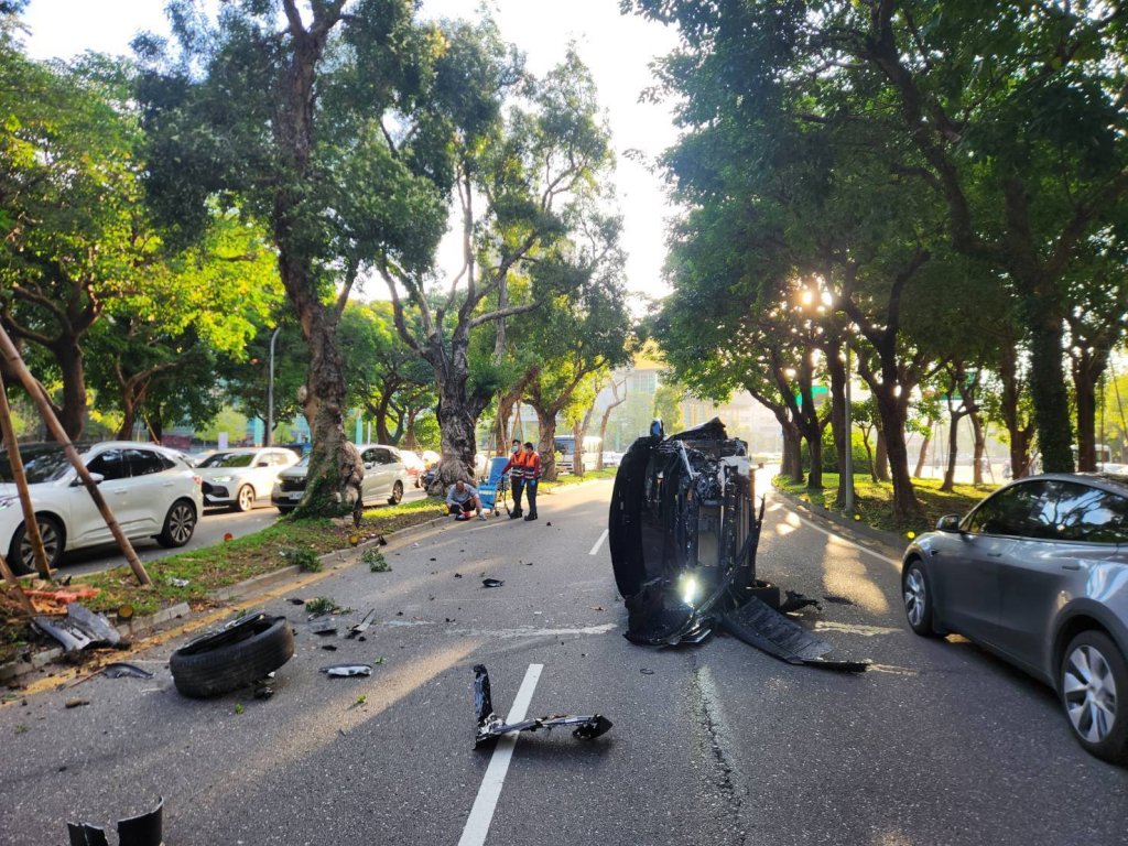 上班驚魂！男駕休旅車自撞分隔島側翻路中