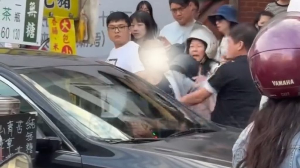 三峽老街會車糾紛爆衝突 男男當街推擠上演全武行
