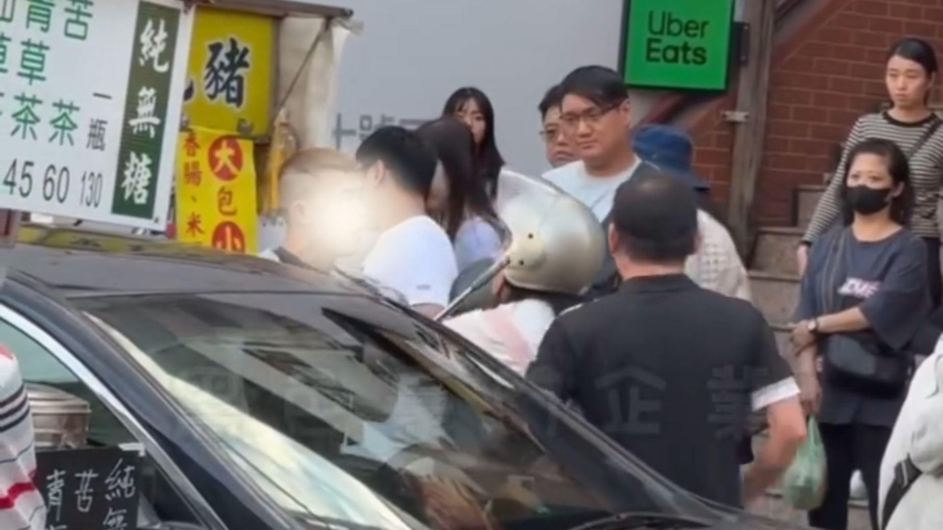 韓男一氣之下,竟從後車廂拿出1隻鐵棍並作勢攻擊謝男。