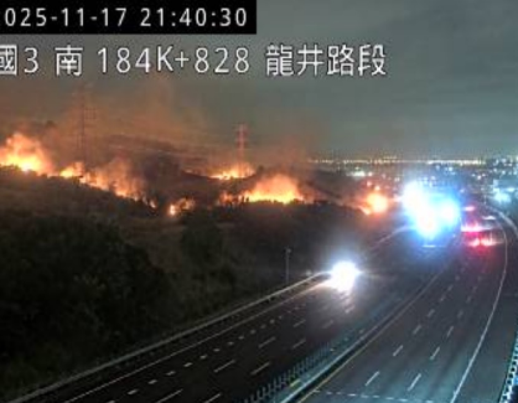 國道3號台中龍井路段路旁山坡地火燒山 消防隊員與強風搏鬥!