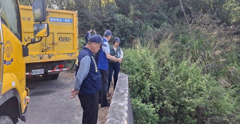 月世界山坡遭棄置大量垃圾 環保局立即動員清除並全面追查不法來源