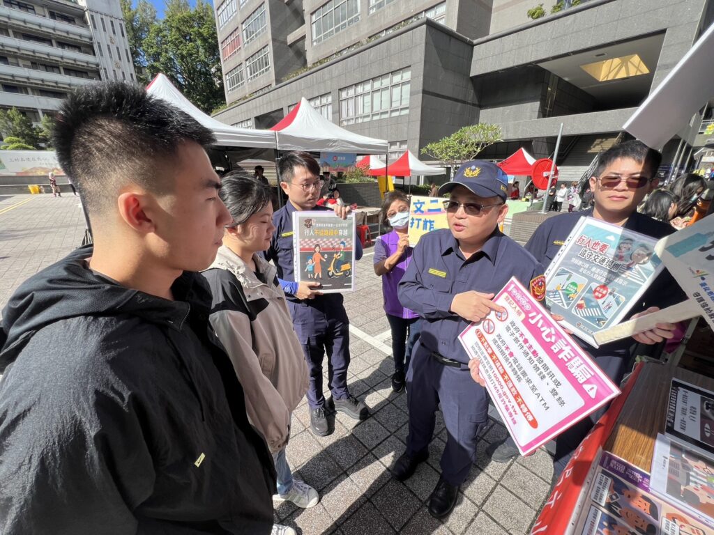 普發現金開跑 文二分局長率隊宣導 強化民眾 萬無一失 防詐觀念 40 %E4%BA%8C 14