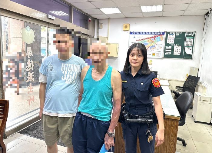 八旬翁雨中迷途 三重暖警溫馨助返家 33 《圖說》三重分局厚德派出所警員王姝宜與老先生及其家人合影。〈三重分局提供〉