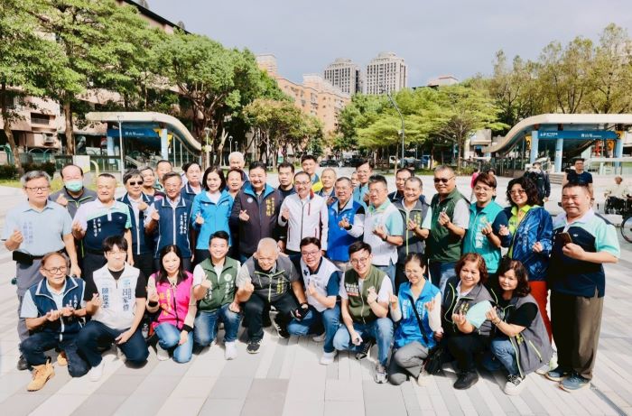 關心進度 侯友宜視察土城員和人本通行改善工程 49 《圖說》侯友宜市長和土城區民意代表、區長及里長們合影。〈城鄉局提供〉