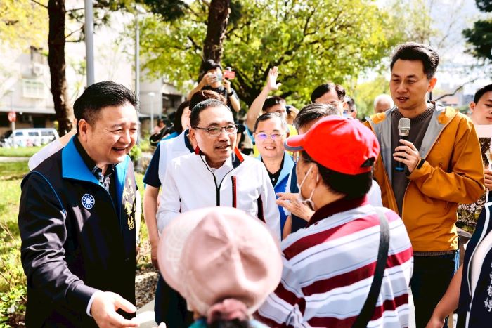 關心進度 侯友宜視察土城員和人本通行改善工程 50 《圖說》當地居民向市長侯友宜表達無障礙坡道改善的非常友善。〈城鄉局提供〉