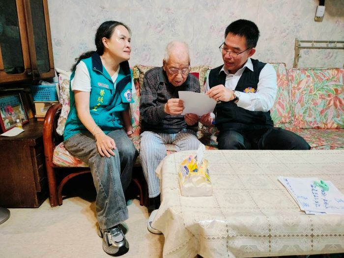 時序入冬 臺北市榮服處關懷高齡榮民眷健康 39 《圖說》李伯伯乾兒子說乾爹從小看著他長大,特地將伯伯從芳蘭山退舍接至家中悉心照顧,感情融洽如同一家人,右為臺北市榮服處長黃信仁,左社區服務組長左冬玲。〈臺北市榮服處提供〉