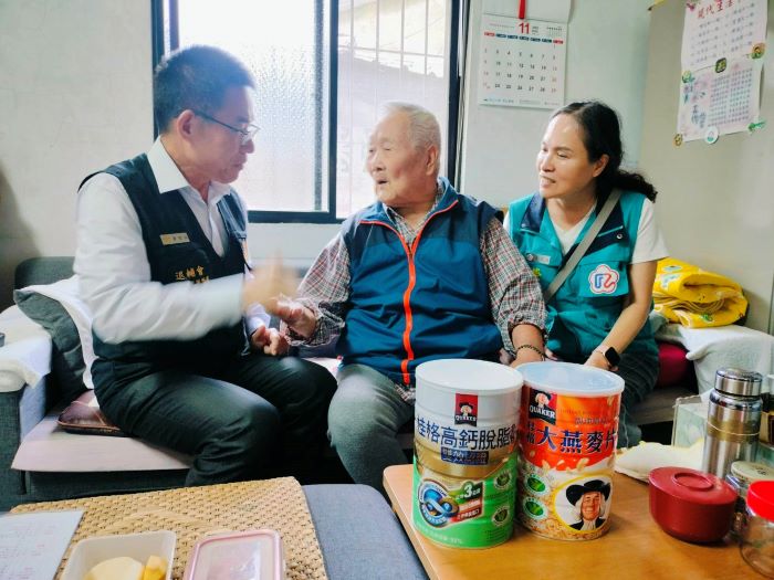 時序入冬 臺北市榮服處關懷高齡榮民眷健康 40 《圖說》氣溫驟降臺北市榮服處關懷高齡榮民眷身體健康,處長黃信仁與王長水伯伯、社區服務組長左冬玲。〈臺北市榮服處提供〉