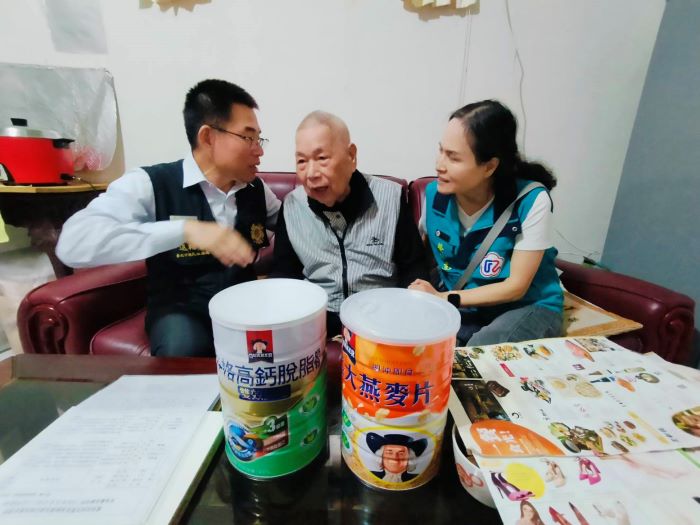 時序入冬 臺北市榮服處關懷高齡榮民眷健康 41 《圖說》氣溫驟降關懷高齡榮民眷,黃信仁處長與陳金城伯伯、社區服務組長左冬玲。〈臺北市榮服處提供〉