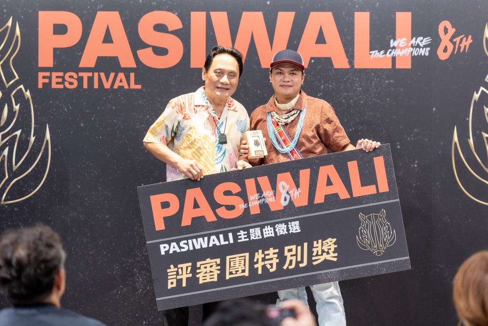 PASIWALI邁入第8屆 首屆主題曲競賽頒獎 48 03%E5%8E%9F%E4%BD%8F%E6%B0%91%E6%97%8F%E5%9C%8B%E9%9A%9B%E9%9F%B3%E6%A8%82%E7%AF%802025PASIWALI%E4%B8%BB%E9%A1%8C%E6%9B%B2%E5%BE%B5%E9%81%B8%E8%A9%95%E5%AF%A9%E5%9C%98%E7%89%B9%E5%88%A5%E7%8D%8E%E5%BC%B5%E6%9D%B0