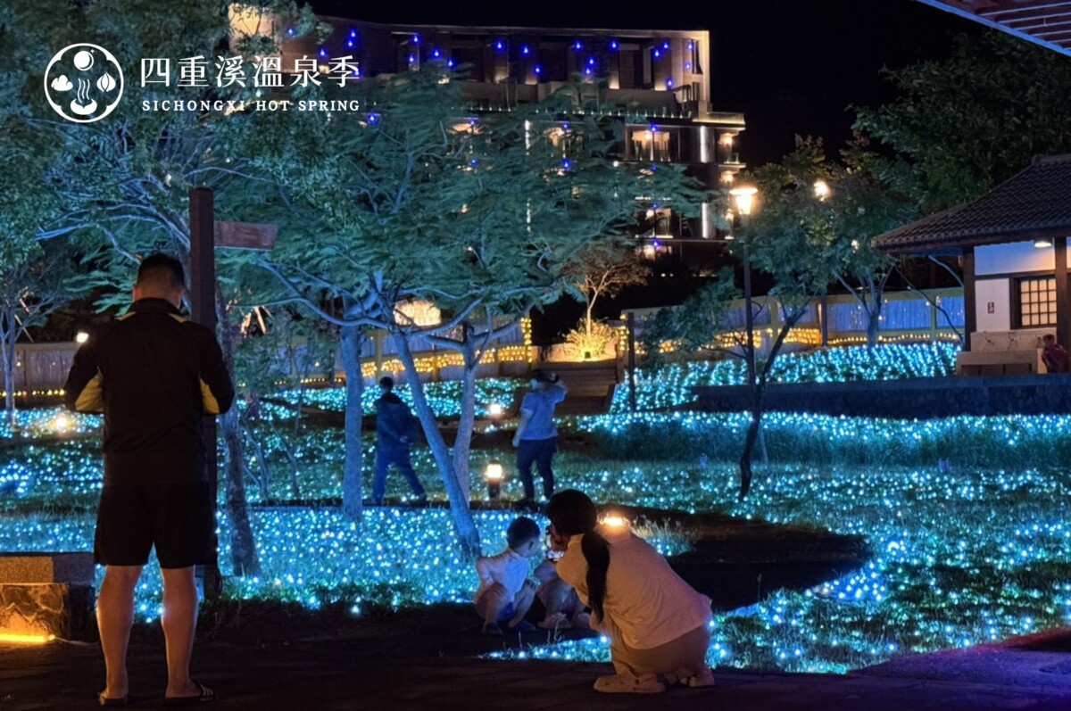 ▲遊客沿著燈海漫步體驗冬夜的浪漫。(圖/屏東縣府交通旅遊處提供)