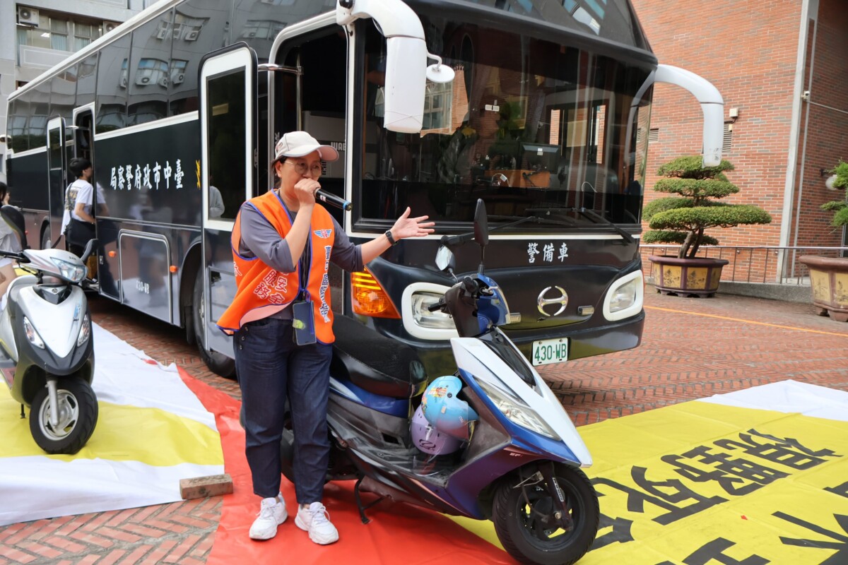 ▲機車為年輕學子常用私人運具，中市道安團隊強化機車與內輪差等各項交通安全宣導。(圖/中市府提供)