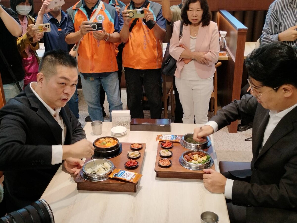 ▲台灣總部總經理潘字儒〔左〕在鼎山家樂福福店開設第二家「三色三味」店（記者 李堂安 攝）