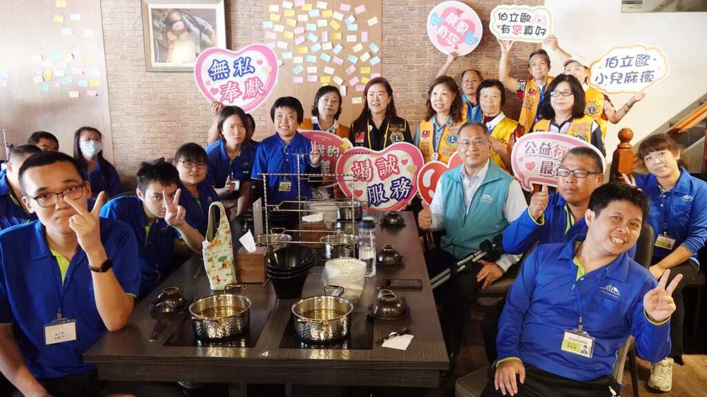 ▲《天使的幸福中午 公益餐會》於今日中午在蔬鍋藝鍋物彰化店溫馨登場,邀請喜樂小兒麻痺關懷協會的小作所學員共享暖心火鍋。(記者林明佑攝)