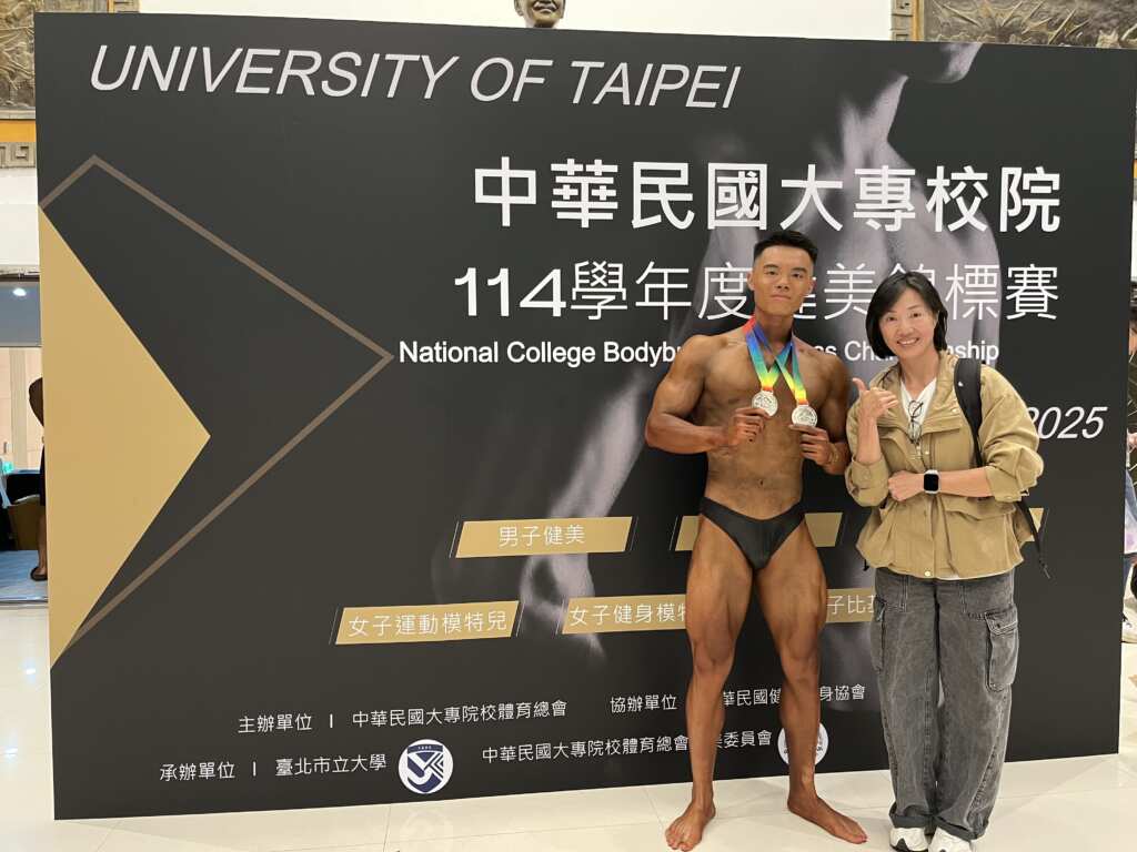 ▲休運系一年級楊承勳(左)參加大專校院健美錦標賽摘雙銀,與崑大廖敏淑老師(右)合影。