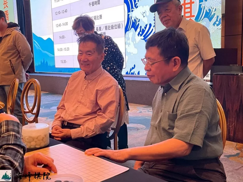 林海峰名譽天元專程從日本返台出席,海峰棋院林文伯董事長也親自到場與長青棋友們互動交流。