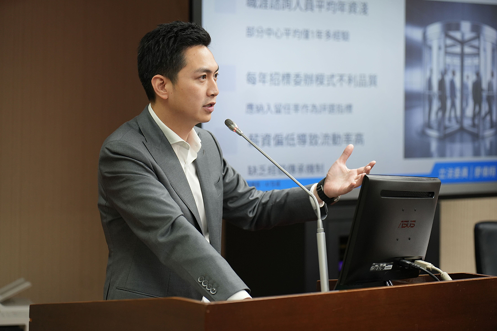 廖偉翔籲保障孕婦工作權 洪申翰允諾將專案公布違法企業 212 廖偉翔籲保障孕婦工作權 洪申翰允諾將專案公布違法企業 211