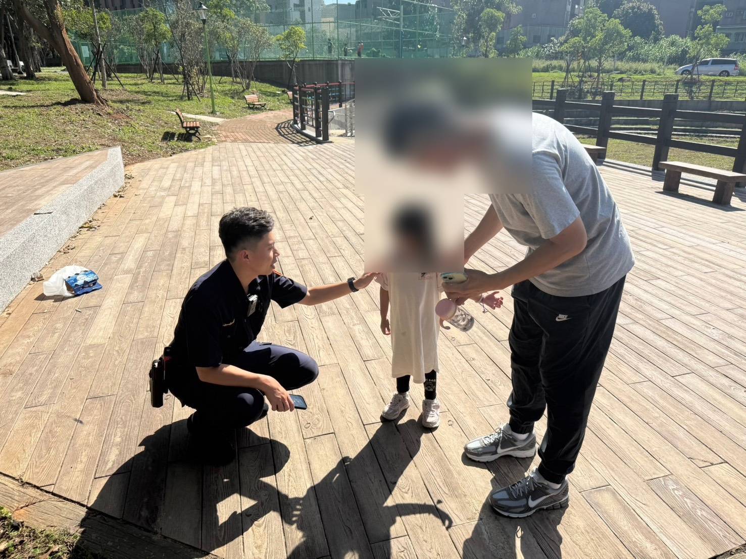 平鎮3歲童與父親走散急哭 波麗士化身保母安撫 751362 0