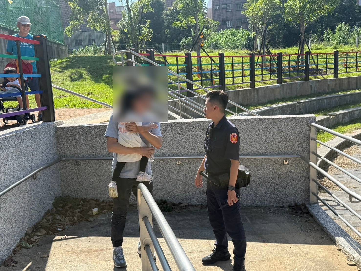 平鎮3歲童與父親走散急哭 波麗士化身保母安撫 751363 0