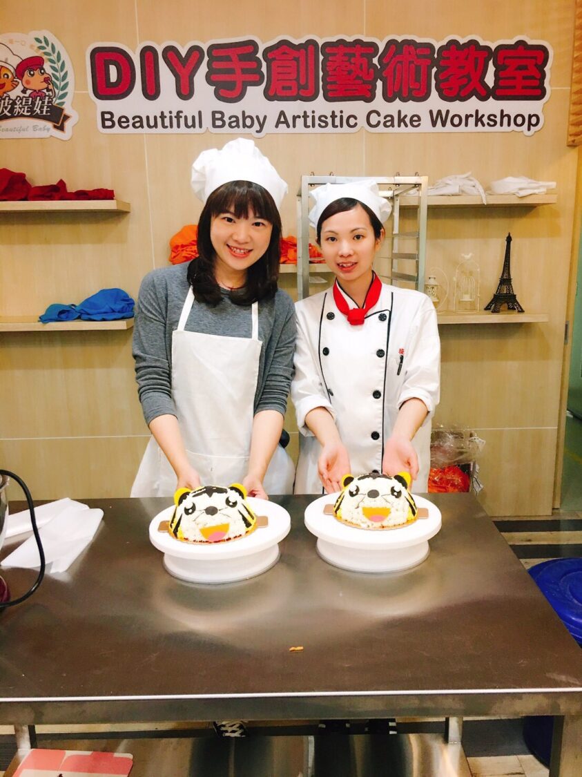 DIY 手創課程現場照，學員與老師展示虎造型蛋糕。(圖/彼緹娃 提供)