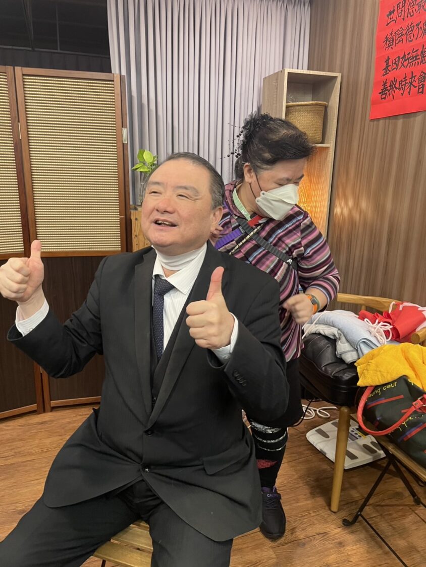 劉承武理事長活動現場接受義診調理，展現民間團體長期推動公益與關懷弱勢的精神。（圖/主辦單位提供）