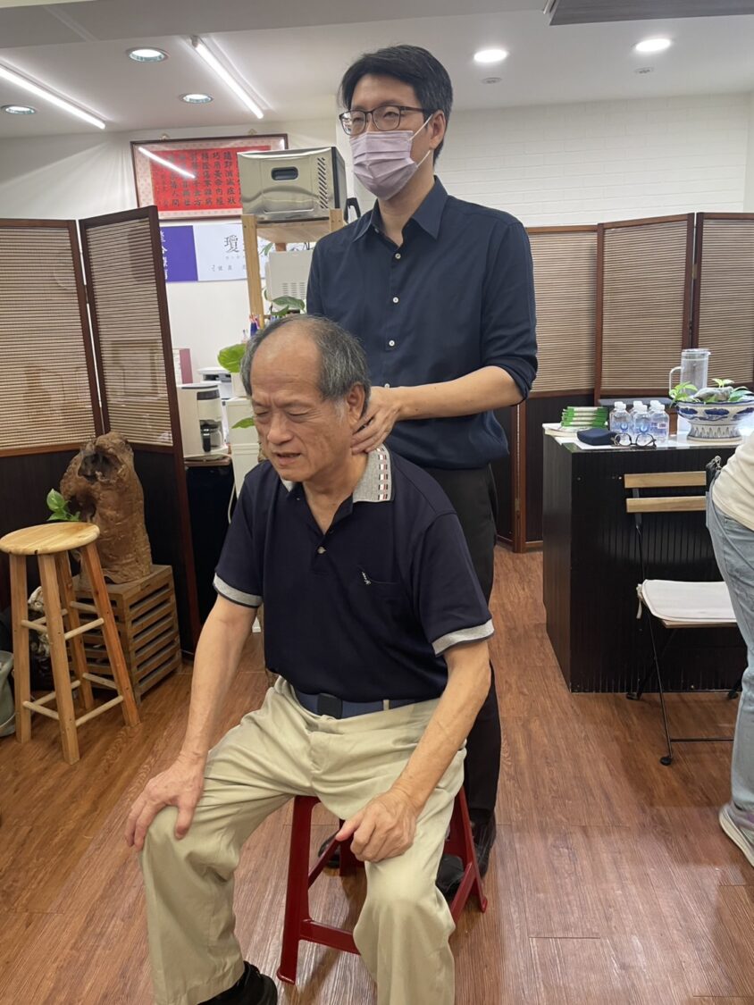 專業志工協助長者肩頸調理，活動中除了研討會外也同步提供義診與健康關懷服務。（圖/主辦單位提供）