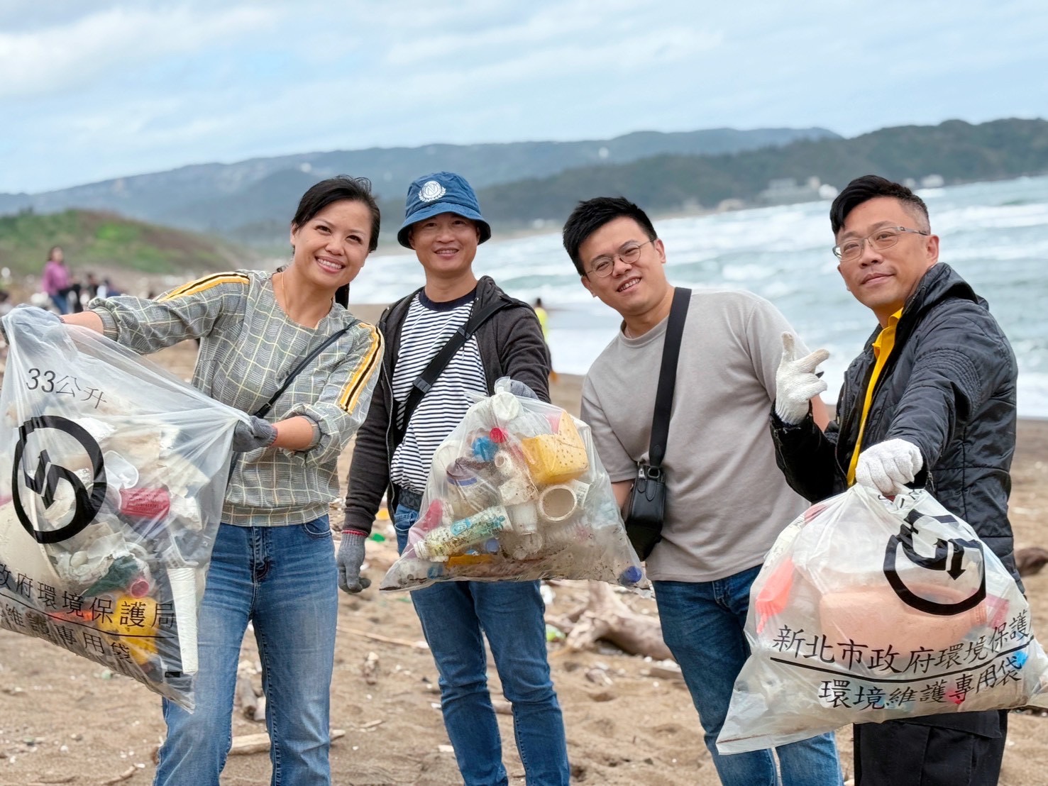 簡岑穎會長與企業代表合力清出滿袋海洋廢棄物,展現企業落實 ESG 與守護海岸的具體成果。(圖/新創總會提供)