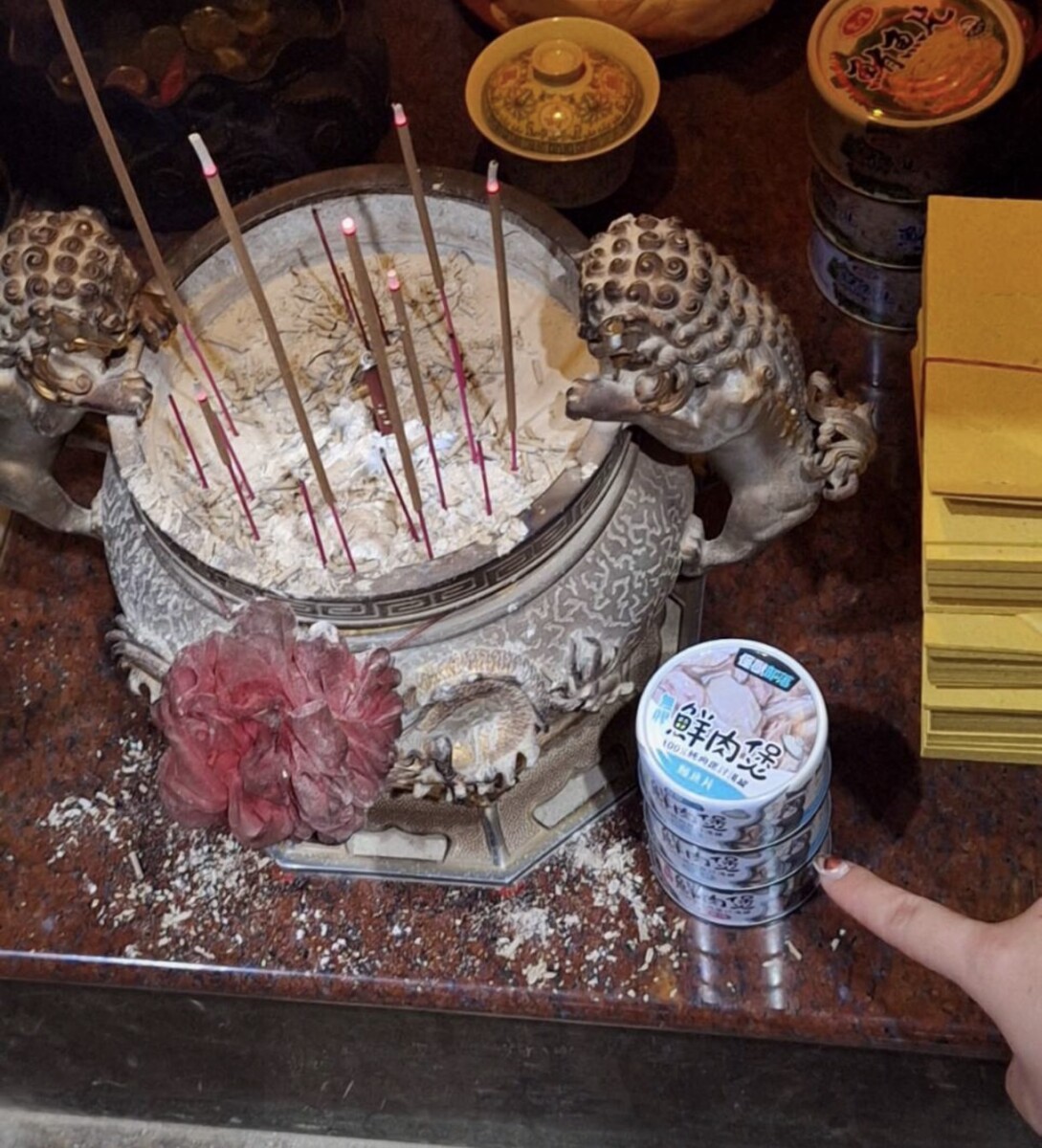 ▲信眾用貓咪罐頭祭拜,讓虎爺突然發爐!