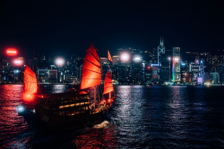SEVENTEEN MINGYU及VERNON夜遊香港 K-Pop巨星親探經典帆船、海景餐廳與天臺酒吧 揭夜幕下香港獨特魅力