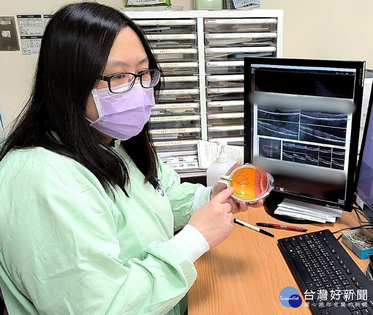 新竹臺大分院眼科部李宜潔醫師提醒，視網膜上增生膜尚無藥物可預防或消除，定期檢查與早期發現是守護視力的關鍵。