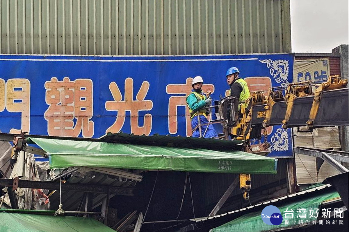 桃園區南門市場拆除工程持續推進,南昌西街頂棚開始拆除。