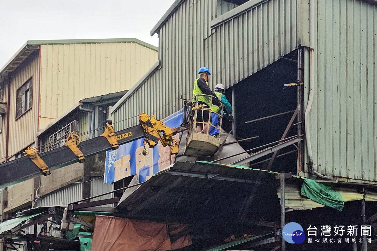 桃園區南門市場拆除工程持續推進,南昌西街頂棚開始拆除。