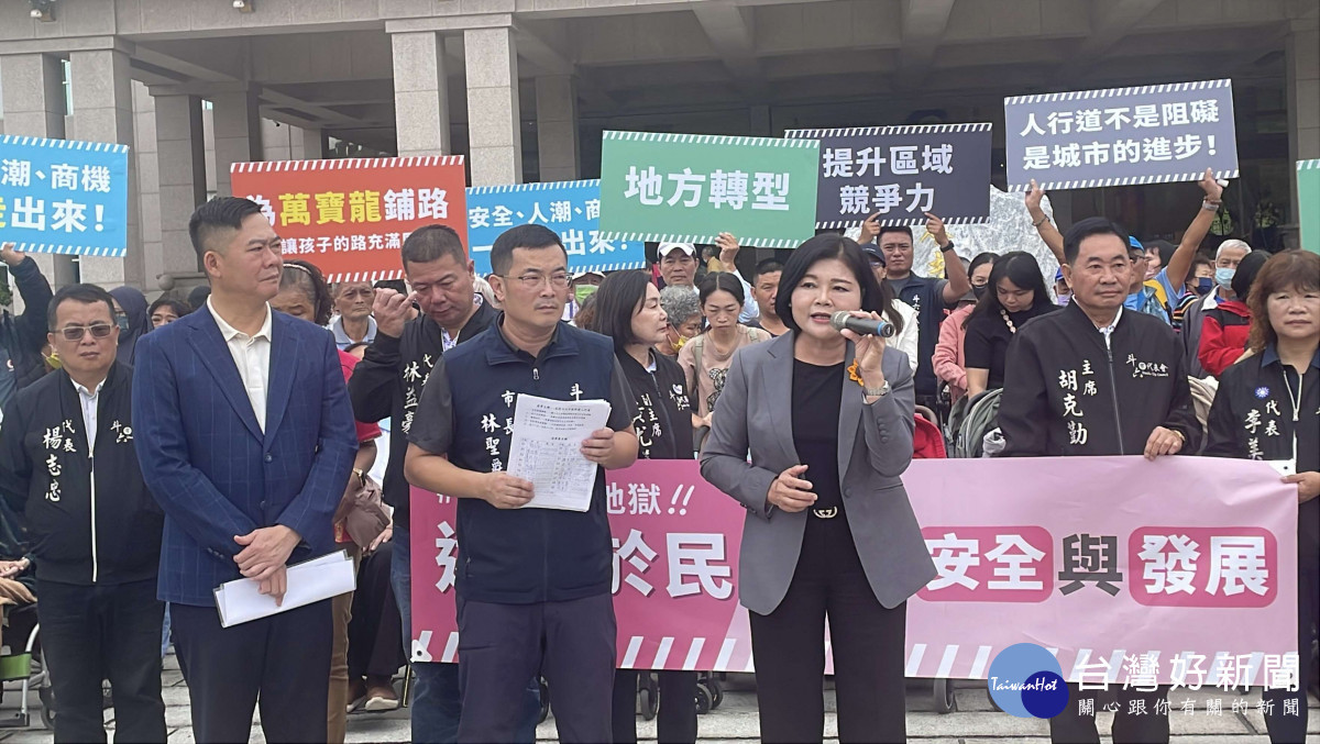 斗六市長林聖爵帶領贊成方的斗六市民至議會向雲林縣長張麗善遞交陳情書／翻攝照片