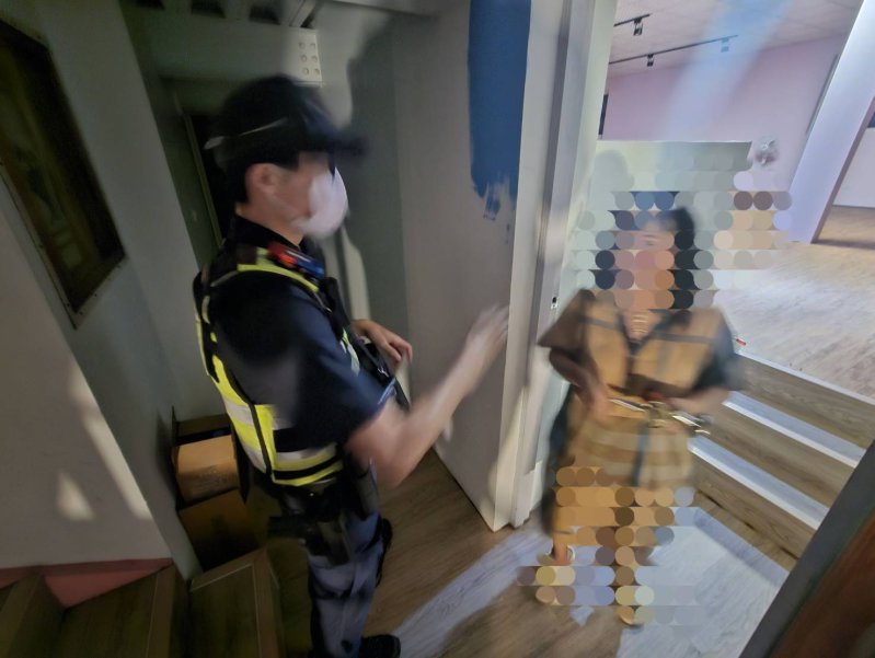 港灣新聞網/換鎖變「自鎖」!屏東婦受困二樓 東港警方即時救援