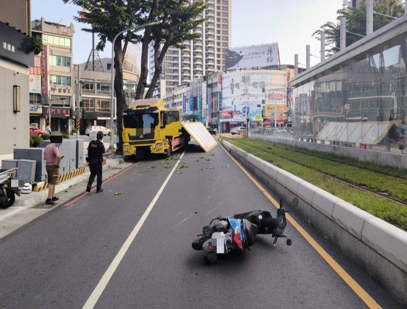 港灣新聞網/大貨車車箱倒塌波及機車 苓雅分局呼籲行車務必保持安全距離