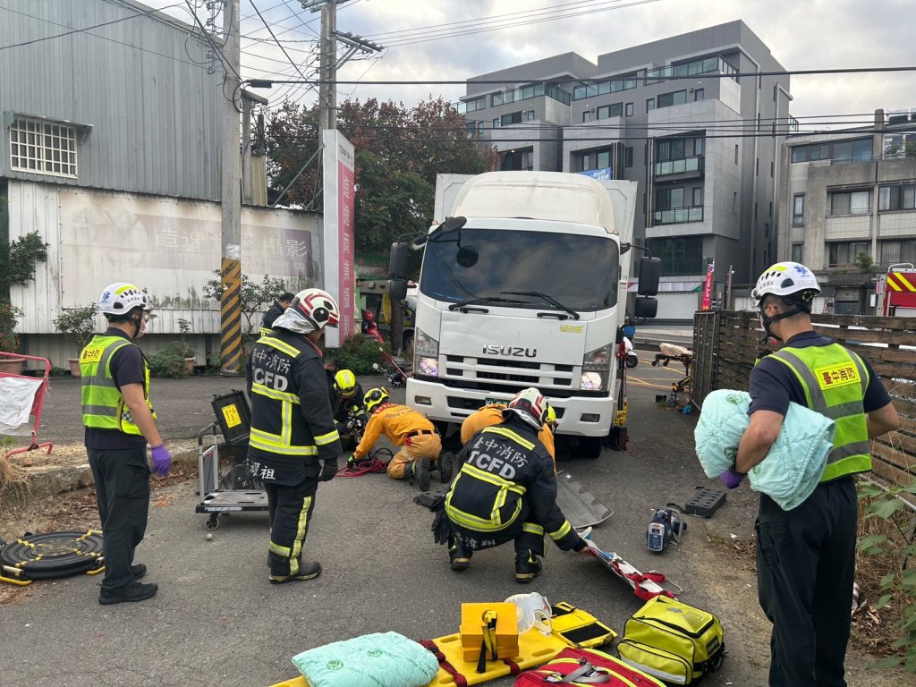 台中死亡車禍！大貨車機車相撞　騎士死亡乘客受傷送醫