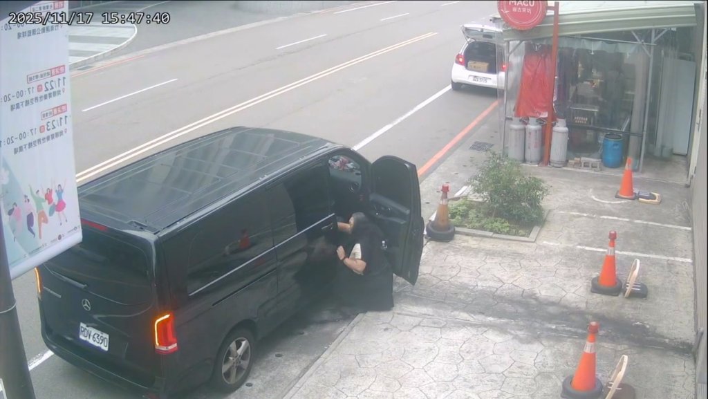 影／賓士女駕駛臨停下車！裙子掩護「隨地大便」留屎閃人　店家怨：妳也該善後吧