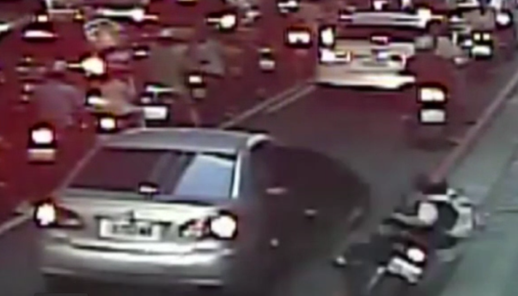 撞擊畫面曝光！自小客車乘客開車門沒注意　機車騎士撞門摔倒