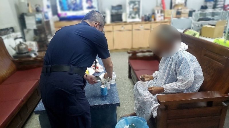 港灣新聞網/鳳凰颱風前夕迷途老翁雨中徘徊 岡山橋頭警員緊急救援助返家