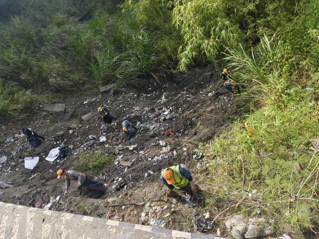高雄月世界淪垃圾山「惡臭飄滿谷」蒼蠅狂飛 破袋查出來自台南