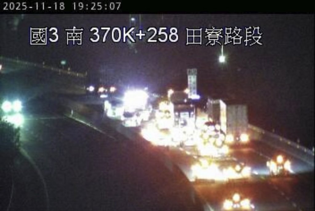 快訊/國3事故!自小客翻覆「5消防分隊+特搜趕往中」傷亡不明