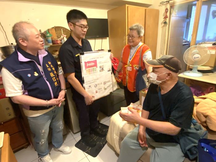 普發現金守護長者 新北社福警政聯手到宅宣導防詐 32 《圖說》新北市北海岸社福中心聯合警政共同至獨居長輩家中宣導防詐騙。〈社會局提供〉