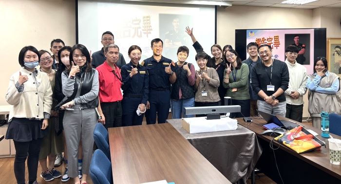 推動交通安全宣導 中和警強化企業員工用路觀念 34 《圖說》中和分局交通分隊代理中隊長黃湘凌偕同仁前往企業宣導「交通安全」及「交通法規」。〈中和分局提供〉
