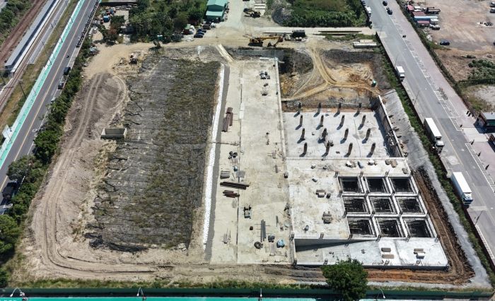 大雨不再成災 鳳鳴滯洪池明年2月完工 25 《圖說》下游龜山工業區。〈水利局提供〉