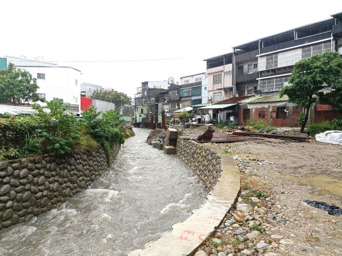 大雨不再成災 鳳鳴滯洪池明年2月完工 26 《圖說》東門溪河道改善後成功發揮洪水排放功能,下游不再有淹水情形。〈水利局提供〉