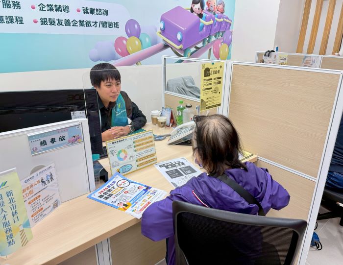 銀髮據點X續航中心 新北林口就服站揭牌30分鐘助就業 21 《圖說》林口就業服務站整合「銀髮人才據點」及「婦女及中高齡者職場續航中心」,新的1+2服務與團隊,協助中高齡及婦女就業。〈勞工局提供〉